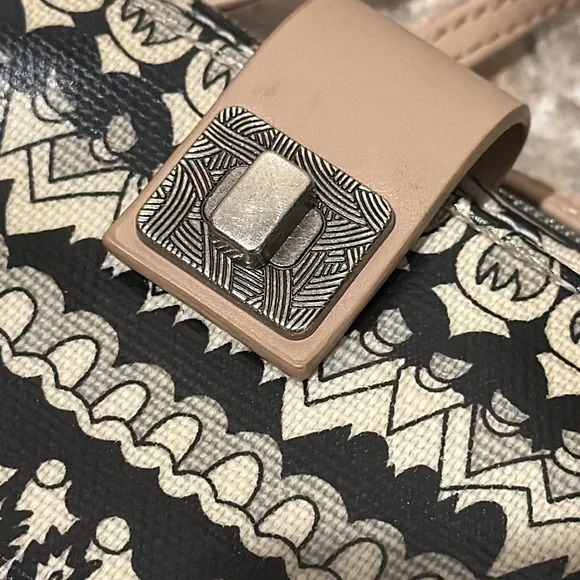 Sakroots Cross Body / wristlet Wallet artsy black cream doodle smartphone pocket - Picture 12 of 17